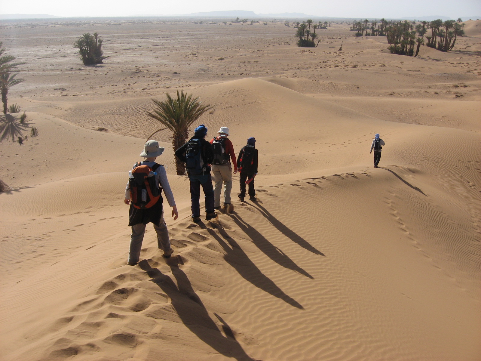 Trekkeurs dans les dunes de la vallée du Drâa